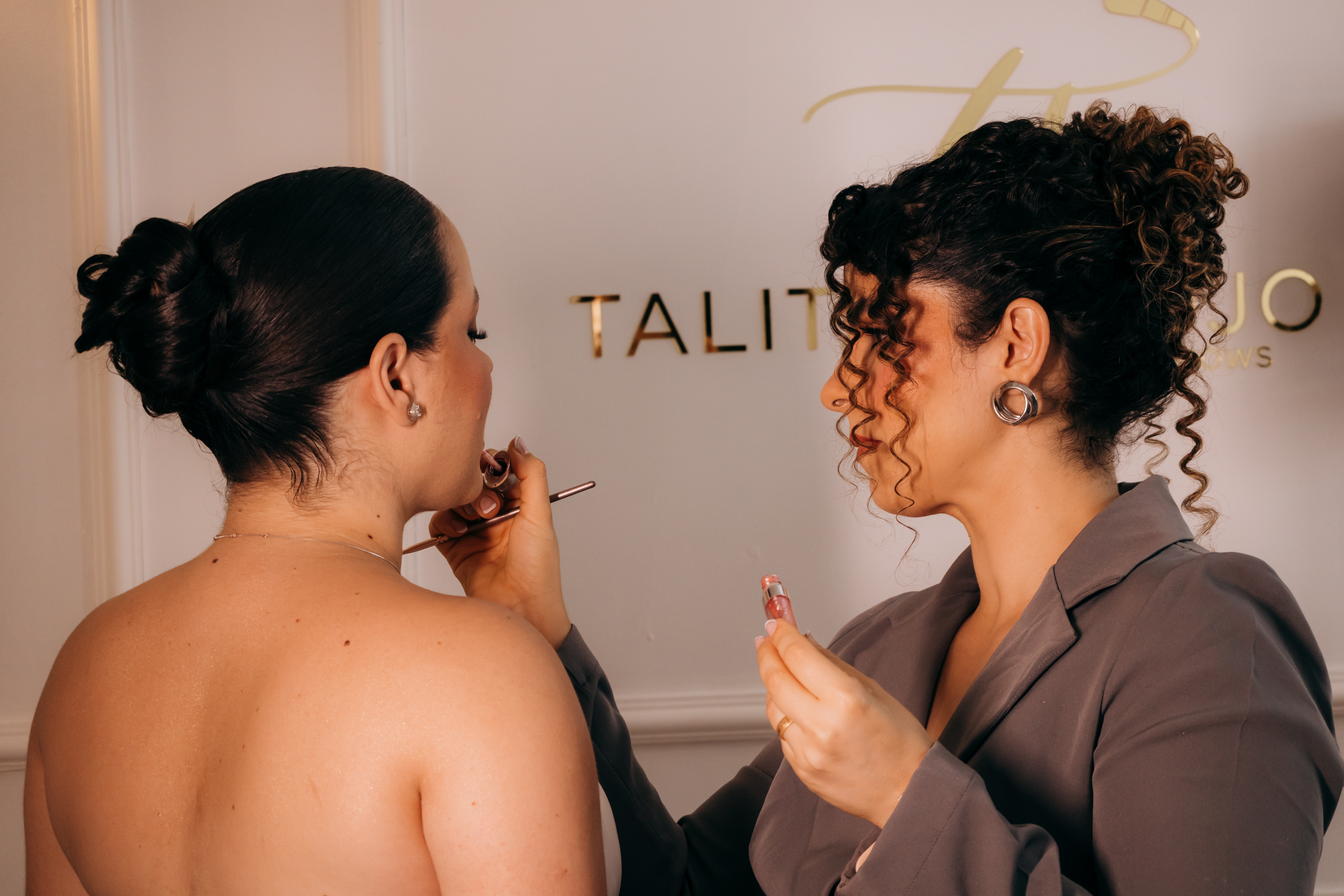 Talita Araújo aplicando maquiagem em noiva